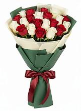 Букет Микс из красных и белых роз в Нытве
