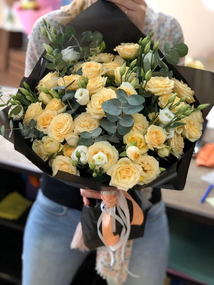 Букет цветов из: Розы и Лизиантусы в Нытве