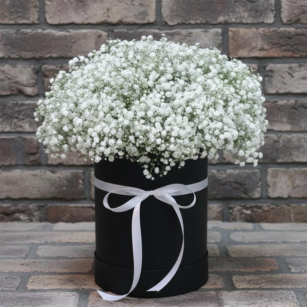 Цветочная композиция из Гипсофила в шляпной коробке в Нытве