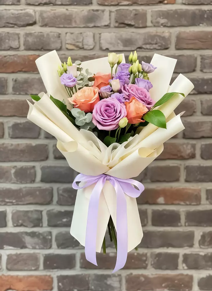 Букет цветов из: Лизиантусы и Розы в Нытве