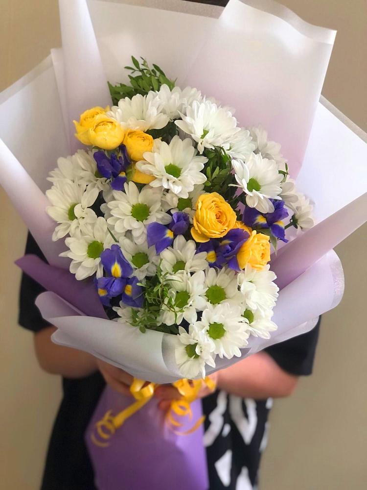Букет цветов из: Ирисы, Хризантемы и Розы в Нытве