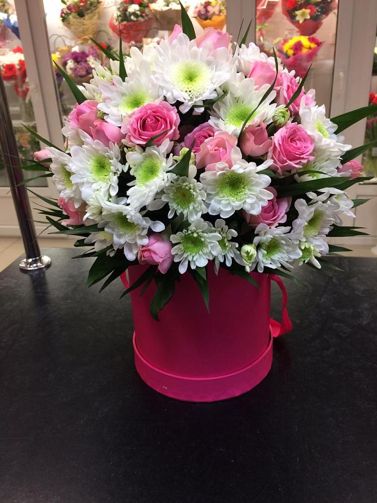 Цветочная композиция из Розы и Хризантемы в шляпной коробке в Нытве