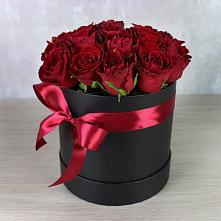 Цветочная композиция из Розы в шляпной коробке в Нытве