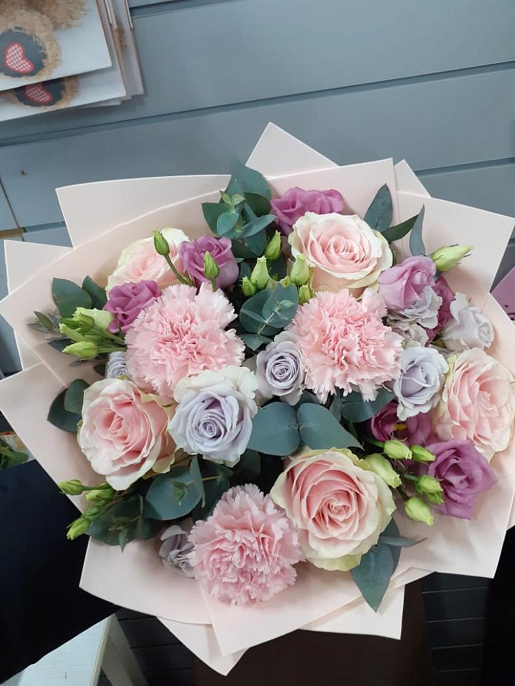 Букет цветов из: Розы, Гвоздики и Лизиантусы в Нытве